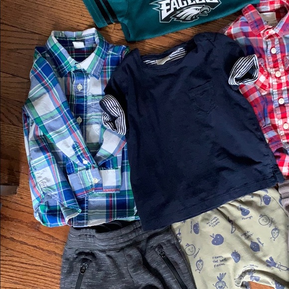 Boys bundle of clothing - Picture 2 of 8